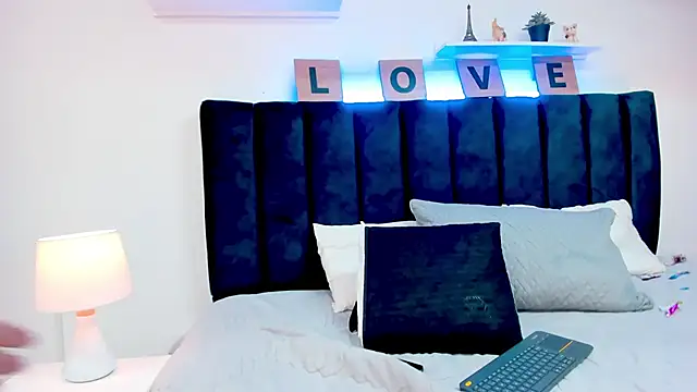 Snapshot of Mia_brunette26 chatting on 12/17/24, 08:34 Mia brunette26 online show from 12/17/24, 08:34