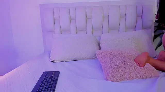 Snapshot of Mia_brunette26 chatting on 12/27/24, 04:21 Mia brunette26 online show from 12/27/24, 04:21