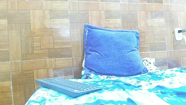 Snapshot of Mia_brunette26 chatting on 03/05/25, 05:18 Mia brunette26 online show from 03/05/25, 05:18