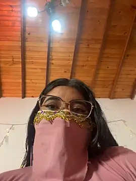 Maisa issa online show from 11/18/25, 02:21