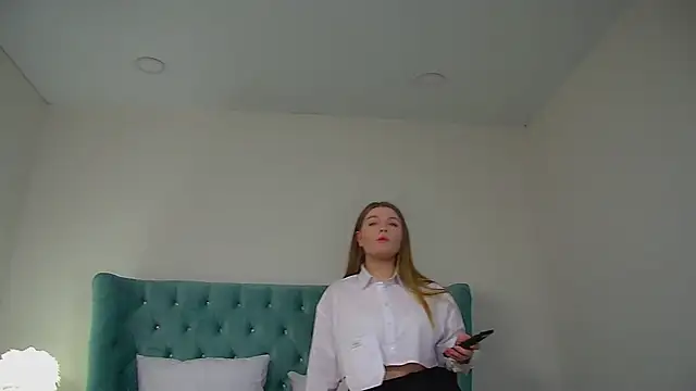 CrystalLyons online show from 10/17/25, 08:06