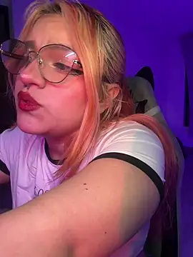 Snapshot of SophiaWeestt99 chatting on 06/22/26, 01:07 SophiaWeestt99 online show from 06/22/26, 01:07