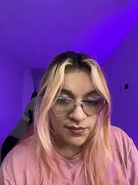 Snapshot of SophiaWeestt99 chatting on 07/17/26, 02:29 SophiaWeestt99 online show from 07/17/26, 02:29