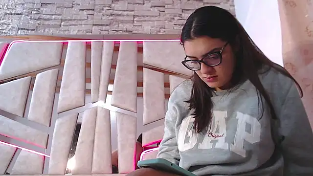 Snapshot of mia_and_austin chatting on 02/16/25, 06:21 mia and austin online show from 02/16/25, 06:21