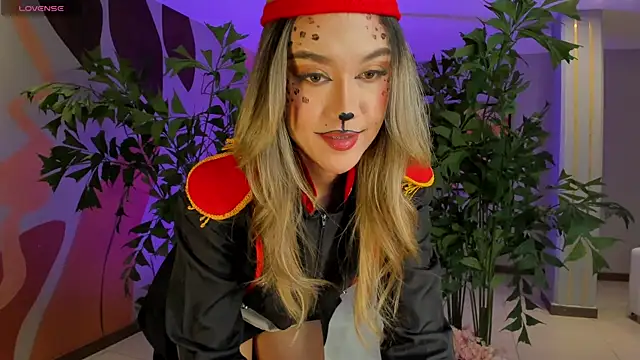 RebeccaHudson online show from 10/31/25, 08:32