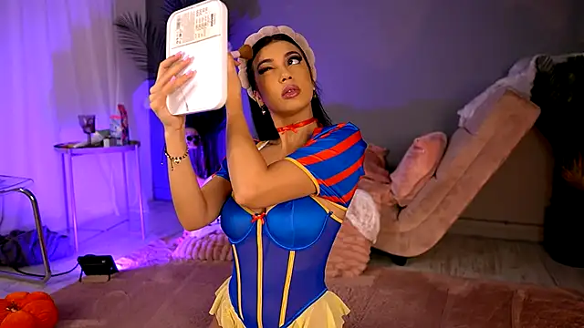 BetsyGonzale online show from 10/31/25, 05:08