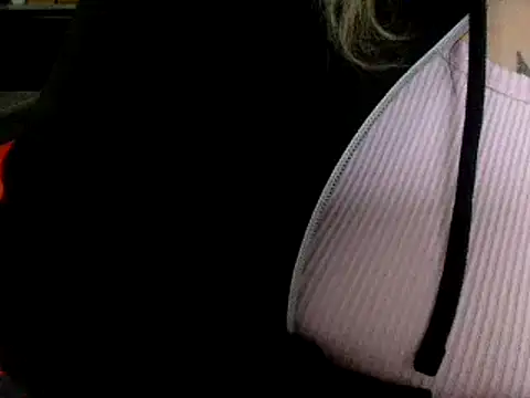 Snapshot of vanillesoumise chatting on 12/05/24, 11:27 vanillesoumise online show from 12/05/24, 11:27