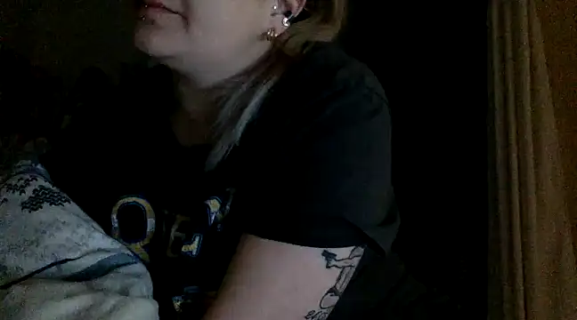 Snapshot of vanillesoumise chatting on 03/11/25, 09:02 vanillesoumise online show from 03/11/25, 09:02