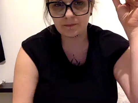 Snapshot of vanillesoumise chatting on 03/03/26, 10:04 vanillesoumise online show from 03/03/26, 10:04