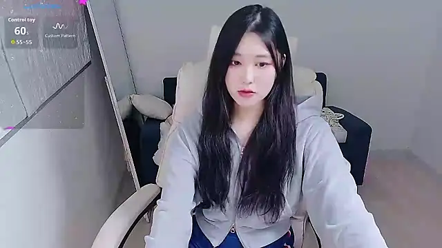 Snapshot of who_Lilly chatting on 10/19/25, 09:10 who Lilly online show from 10/19/25, 09:10