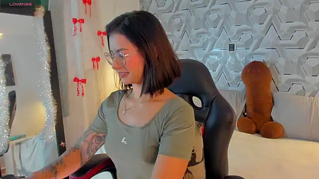 Sophiee Hill online show from 04/10/26, 07:13