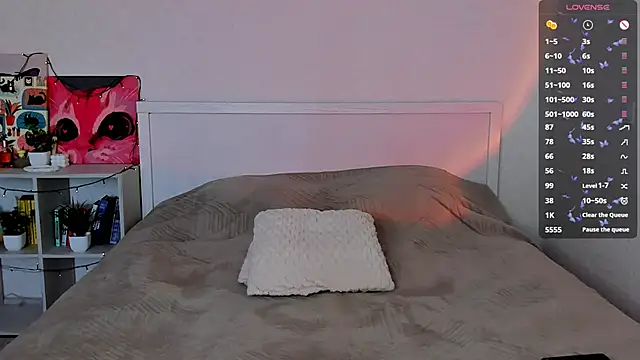 Snapshot of LittleKiitten chatting on 09/13/25, 01:22 LittleKiitten online show from 09/13/25, 01:22