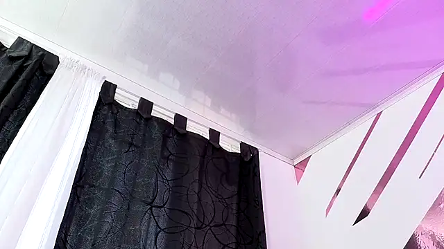 Kitten Hot  online show from 10/30/25, 11:11