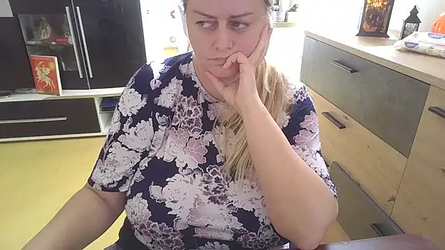 Snapshot of Meliss_Official9 chatting on 10/08/25, 08:12 Meliss Official9 online show from 10/08/25, 08:12