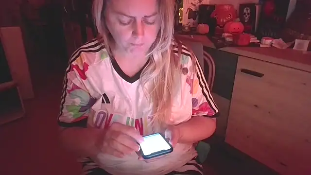 Snapshot of Meliss_Official9 chatting on 10/20/25, 08:20 Meliss Official9 online show from 10/20/25, 08:20