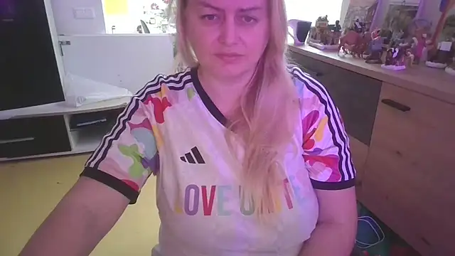 Snapshot of Meliss_Official9 chatting on 12/03/25, 09:40 Meliss Official9 online show from 12/03/25, 09:40