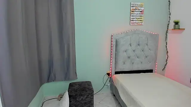 Snapshot of MAGNOLEROY chatting on 05/25/26, 02:34 MAGNOLEROY online show from 05/25/26, 02:34