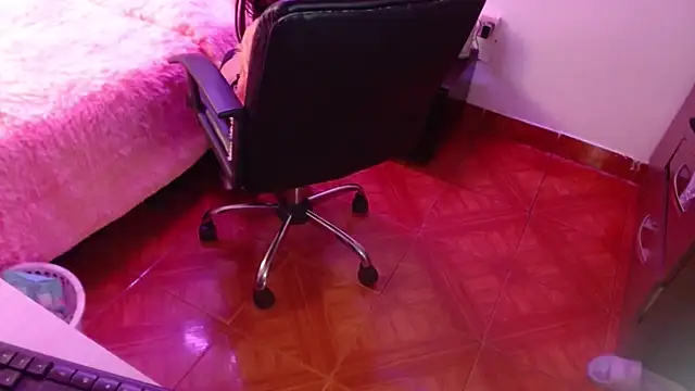 Snapshot of Miia-fox chatting on 12/18/24, 10:35 Miia-fox online show from 12/18/24, 10:35