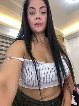 Snapshot of Hot_beauty__ chatting on 05/12/26, 02:41 Hot beauty online show from 05/12/26, 02:41