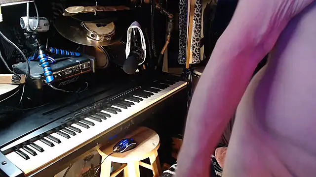 Snapshot of DREAMZ420 chatting on 10/13/25, 09:42 DREAMZ420 online show from 10/13/25, 09:42