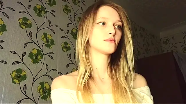 Snapshot of Evvie_Summn1 chatting on 05/17/26, 07:17 Evvie Summn1 online show from 05/17/26, 07:17