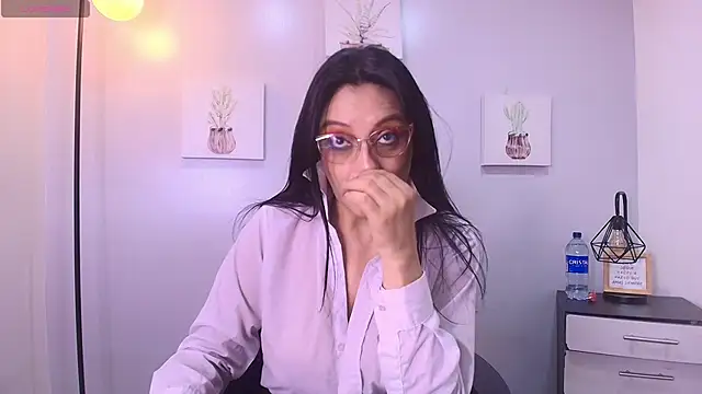 Snapshot of Zuzana21 chatting on 04/28/26, 01:05 Zuzana21 online show from 04/28/26, 01:05