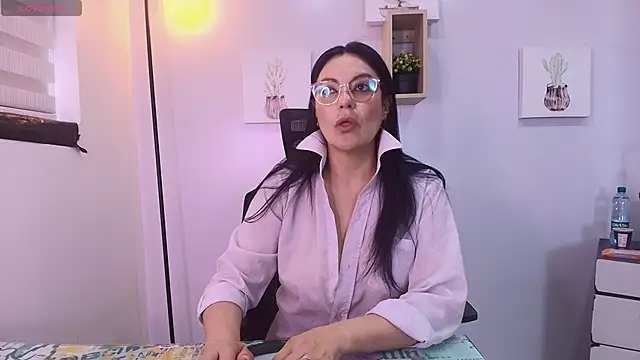 Snapshot of Zuzana21 chatting on 05/04/26, 01:29 Zuzana21 online show from 05/04/26, 01:29