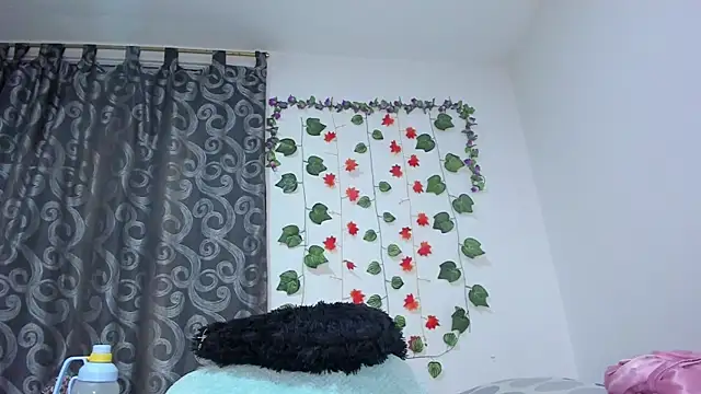 Snapshot of nicollee18 chatting on 12/16/24, 10:08 nicollee18 online show from 12/16/24, 10:08