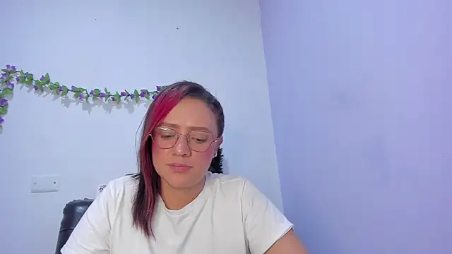 Snapshot of nicollee18 chatting on 02/08/25, 01:11 nicollee18 online show from 02/08/25, 01:11