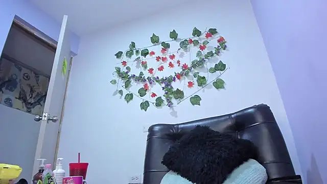 Snapshot of nicollee18 chatting on 02/14/25, 09:34 nicollee18 online show from 02/14/25, 09:34