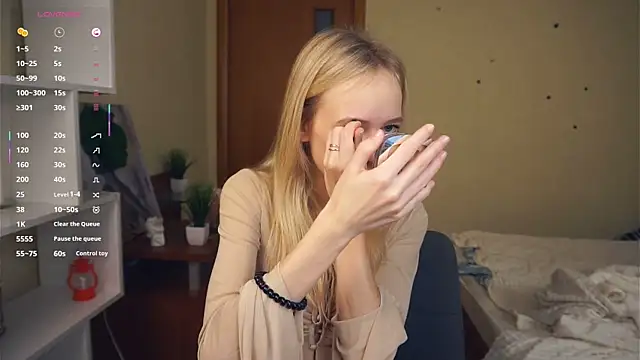 LynetBurby online show from 10/23/25, 02:27