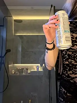 Snapshot of madelinexx chatting on 10/23/25, 01:43 madelinexx online show from 10/23/25, 01:43