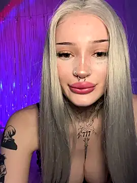 Snapshot of madelinexx chatting on 11/17/25, 11:05 madelinexx online show from 11/17/25, 11:05