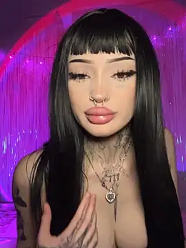 Snapshot of madelinexx chatting on 11/28/25, 03:04 madelinexx online show from 11/28/25, 03:04