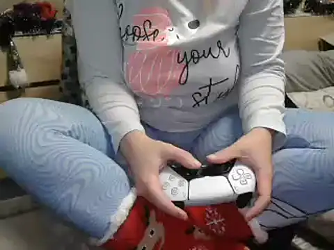 Snapshot of LaRa_forU chatting on 12/12/24, 07:37 LaRa forU online show from 12/12/24, 07:37
