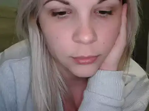 Snapshot of LaRa_forU chatting on 12/19/24, 12:56 LaRa forU online show from 12/19/24, 12:56