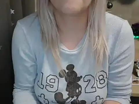 Snapshot of LaRa_forU chatting on 12/28/24, 10:02 LaRa forU online show from 12/28/24, 10:02