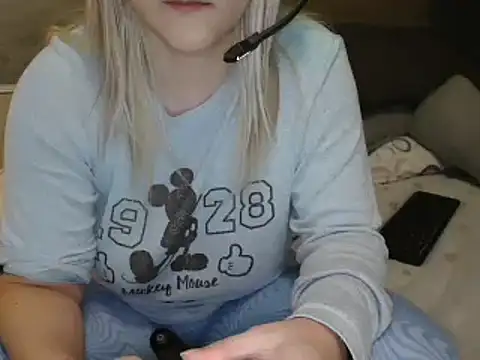 Snapshot of LaRa_forU chatting on 01/22/25, 05:38 LaRa forU online show from 01/22/25, 05:38
