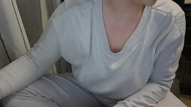 Snapshot of LaRa_forU chatting on 02/08/25, 05:39 LaRa forU online show from 02/08/25, 05:39