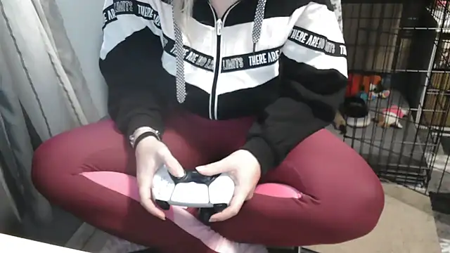 Snapshot of LaRa_forU chatting on 02/10/25, 05:41 LaRa forU online show from 02/10/25, 05:41