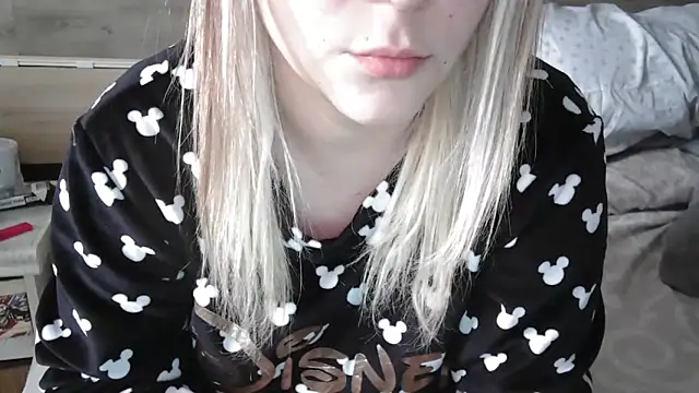 Snapshot of LaRa_forU chatting on 02/17/25, 12:38 LaRa forU online show from 02/17/25, 12:38