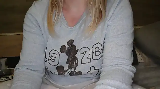 Snapshot of LaRa_forU chatting on 03/02/25, 10:38 LaRa forU online show from 03/02/25, 10:38