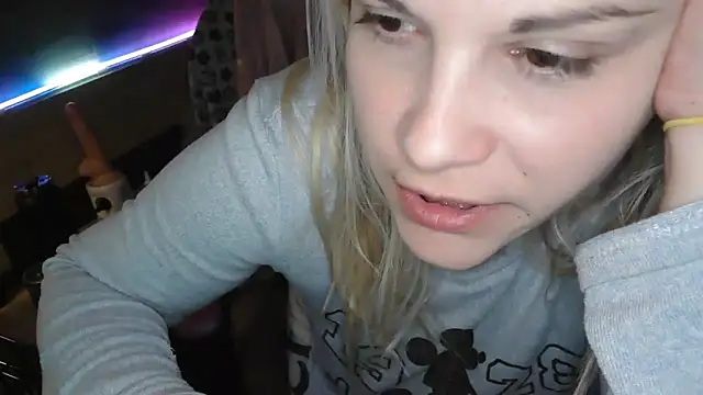 Snapshot of LaRa_forU chatting on 03/22/25, 09:42 LaRa forU online show from 03/22/25, 09:42