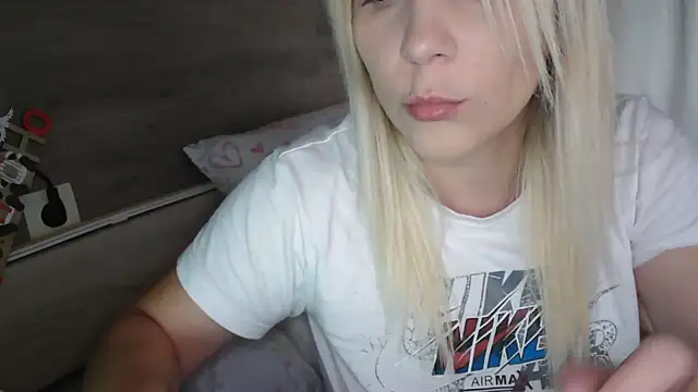 Snapshot of LaRa_forU chatting on 09/27/25, 09:25 LaRa forU online show from 09/27/25, 09:25