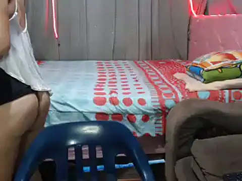 Snapshot of mom_son_dirty chatting on 01/19/25, 12:28 mom son dirty online show from 01/19/25, 12:28