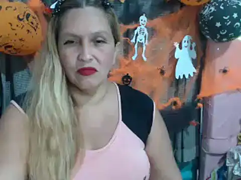 Snapshot of mom_son_dirty chatting on 10/19/25, 02:01 mom son dirty online show from 10/19/25, 02:01