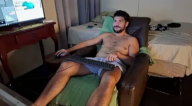 Snapshot of LUH133 chatting on 12/13/24, 02:32 LUH133 online show from 12/13/24, 02:32