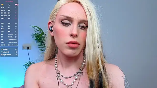 Snapshot of _yourFoxy_ chatting on 12/13/24, 08:51  yourFoxy  online show from 12/13/24, 08:51