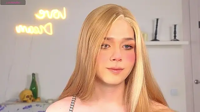 Snapshot of _yourFoxy_ chatting on 10/15/25, 12:38  yourFoxy  online show from 10/15/25, 12:38