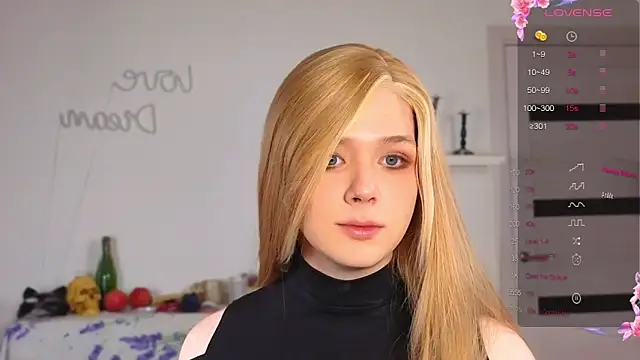 Snapshot of _yourFoxy_ chatting on 11/06/25, 12:39 yourFoxy online show from 11/06/25, 12:39